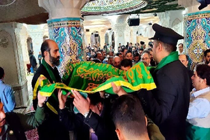 طنین نوای چاووش‌خوانی و اهتزاز پرچم متبرک رضوی در مصلای اردبیل + عکس