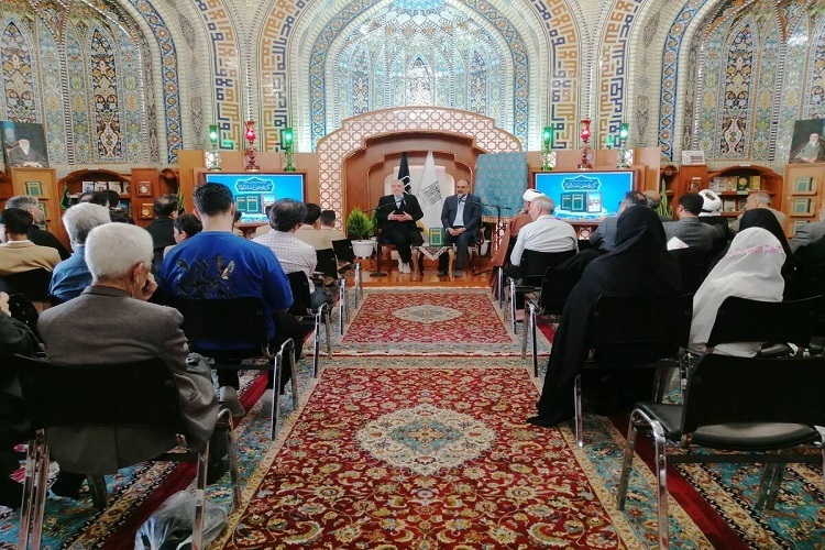 کتاب «گزیده عیون اخبارالرضا(ع)» در حرم رضوی رونمایی شد