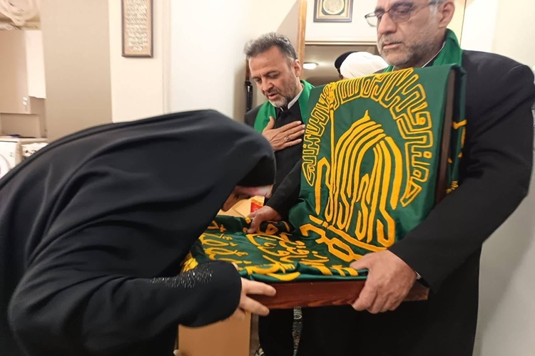 حضور کاروان «زیر سایه خورشید» در منزل «مهدیه اسفندیاری» حضور کاروان «زیر سایه خورشید» در منزل «مهدیه اسفندیاری»