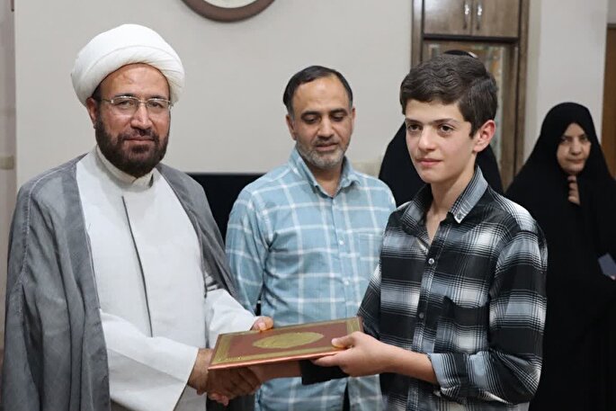 تجلیل امام جمعه اشکذر از نوجوانان قرآنی + عکس
