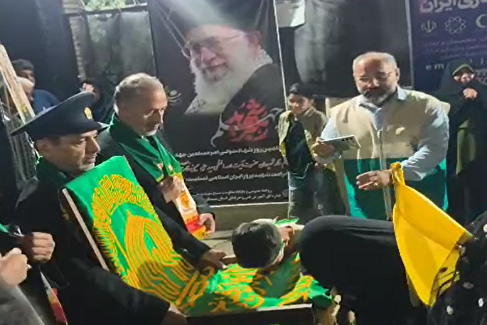 فیلم | آئین پرچم‌گردانی بارگاه امام رضا(ع) در زاهدان