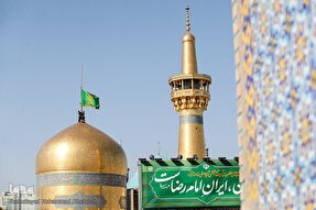 عکس | تعویض پرچم گنبد بارگاه رضوی در روز ولادت حضرت رضا(ع)