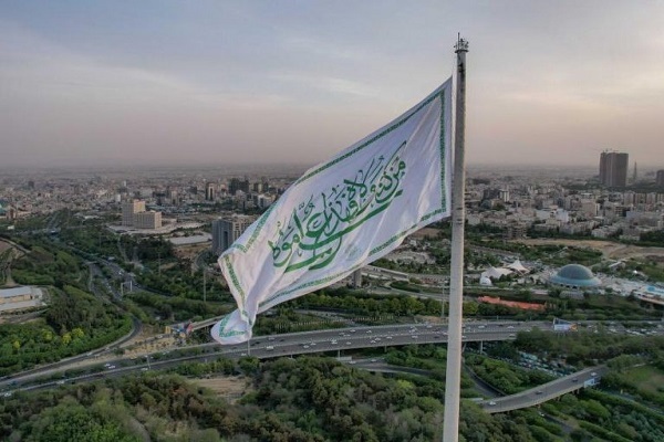 اهتزاز پرچم غدیر در اماکن مقدس زیارتی عراق و 150 نقطه جهان