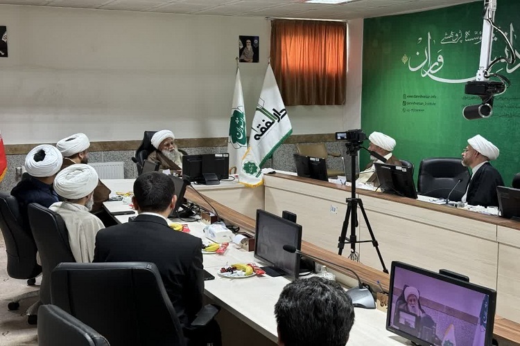 آیت‌الله العظمی  علی کریمی جهرمی، استاد برجسته سطوح عالی و درس خارج فقه حوزه علمیه قم، در جمع اساتید و مدیران مرکز اندیشوران مشهد مقدس