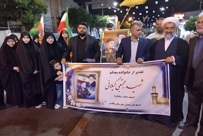 تجلیل از خانواده شهید «مجتبی گیلانی» در نود‌وچهارمین شب اجتماع مردمی + عکس