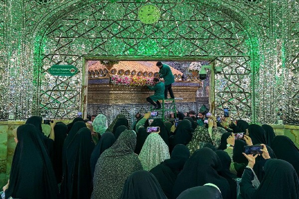 حرم بانوی کرامت با ۶۰ هزار شاخه گل به استقبال دهه امامت و ولایت رفت + عکس