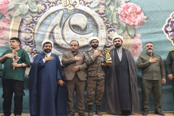 اهدا نشان «مشت گره کرده» رهبر شهید انقلاب به قرارگاه امام سیدمجتبی خامنه‌ای در قم