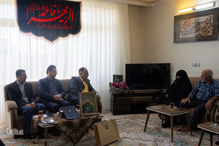 دیدار مسئولان جهاددانشگاهی اصفهان با خانواده شهید عبدالحمید رهبر