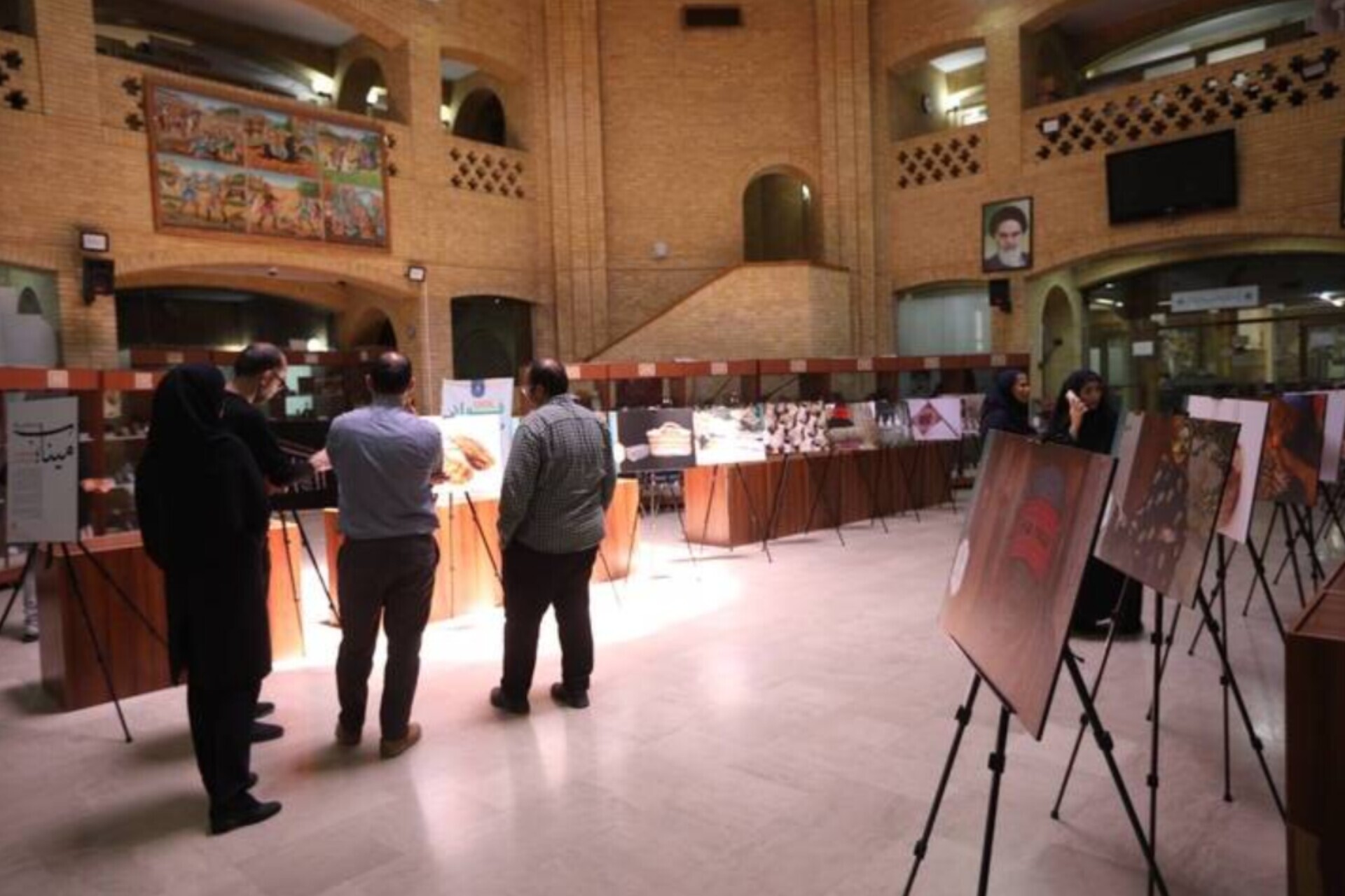 نمایشگاه عکس «تار و پود مقاومت، نقش و نگار اصالت» برپا شد