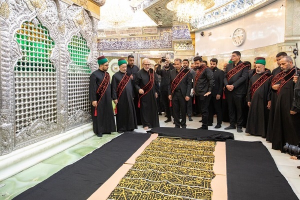 پرده ضريح مطهر امام حسین (ع) تعویض شد + عکس