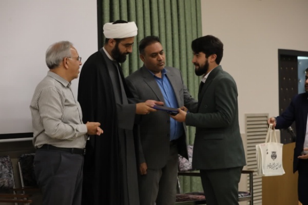 مراسم تجلیل از دانشجوی برتر قرآنی استان برگزار شد