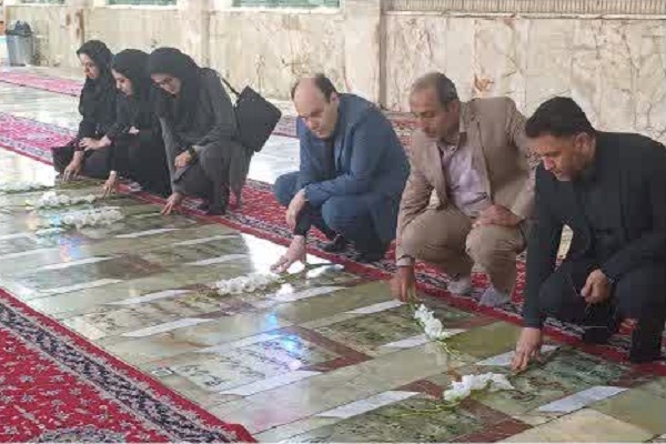 عطرافشانی و گلباران مزار شهدا توسط جهادگران جهاددانشگاهی استان سمنان