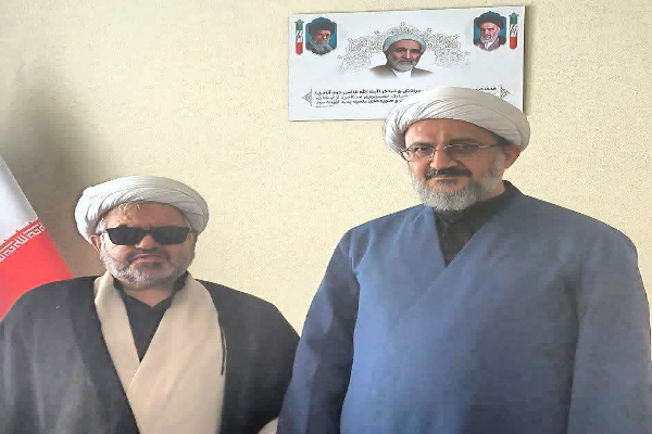 حجت‌الاسلام والمسلمین احمدحسین شریفی، رئیس دانشگاه قم و منصور رضوانی، مدیرعامل کانون نابینایان جلوه امید استان