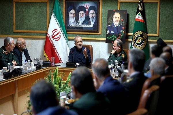 پزشکیان در نشست با جمعی از فرماندهان و مدیران وزارت دفاع