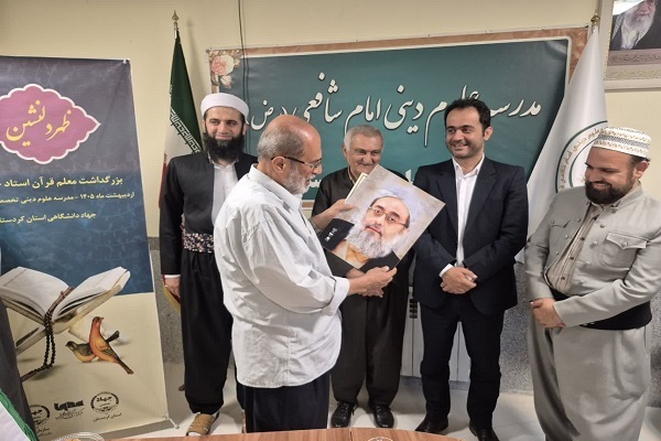 تجلیل از استاد حیدر الماسی در مراسم «ظهر دلنشین» تجلیل از استاد حیدر الماسی در مراسم «ظهر دلنشین»