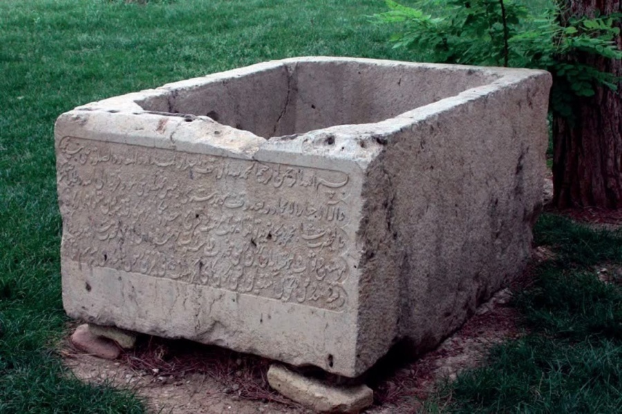 نمونه سنگاب در تخت فولاد