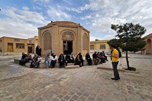 گذری بر جلوه‌های نیکوکاری در تخت فولاد