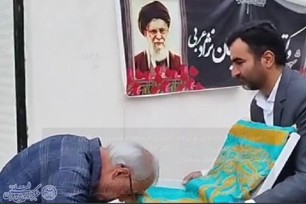 خادمان آستان مسجد مقدس جمکران میهمان خانواده شهید شعبان‌نژاد شدند