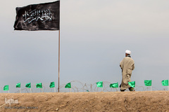 طلبه جوانی در حال قدم زدن در طلاییه