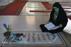 قرائت قرآن بر سر مزار دایی