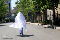 دویدن دختربچه ای برای رسیدن  به محل برگزاری نماز