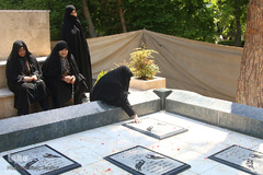 حضور بانوان بر سر مزار شهدای گمنام بعد از اتمام نماز