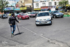 آقای تاتار در حال عبور از خیابان برای رفتن به محل کار 