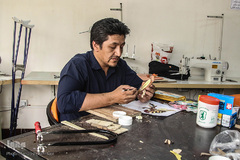 معرق کاری یکی از کارهای روزانه مجتبی تاتار برای کسب رزق حلال است 