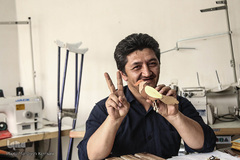 معرق کاری یکی از کارهای روزانه مجتبی تاتار برای کسب رزق حلال است