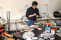 معرق کاری یکی از کارهای روزانه مجتبی تاتار برای کسب رزق حلال است