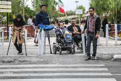 مجتبی تاتار و دوستانش منتظر آمدن سرویس