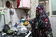 همسر آقای تاتار در حال ریختن چایی 