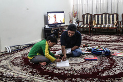 کمک کردن به ابولفضل پسرشان در تمرین درس هایش