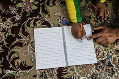 کمک کردن به ابولفضل پسرشان در تمرین درس هایش