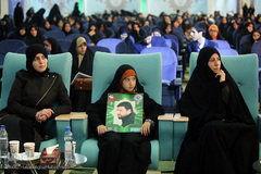 تجلیل از خانواده شهید قرآنی مدافع حرم در مسابقات قرآن