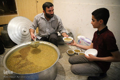 سفره افطار کریم اهل‌بیت(ع)در کوچه پس کوچه‌های جنوب تهران