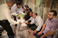 سفره افطار کریم اهل‌بیت(ع)در کوچه پس کوچه‌های جنوب تهران