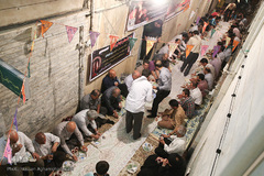 سفره افطار کریم اهل‌بیت(ع)در کوچه پس کوچه‌های جنوب تهران