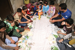 سفره افطار کریم اهل‌بیت(ع)در کوچه پس کوچه‌های جنوب تهران