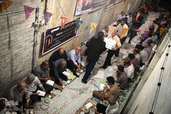 سفره افطار کریم اهل‌بیت(ع)در کوچه پس کوچه‌های جنوب تهران