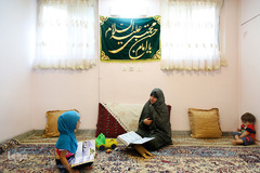 خانواده منتهایی، مادر حافظ کل و دخترشان حافظ جزء ۳۰ قرآن کریم
