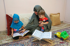خانواده منتهایی، مادر حافظ کل و دخترشان حافظ جزء ۳۰ قرآن کریم
