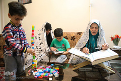 خانواده میرعابدینی، مادر حافظ ۱۷ جزء، محمدمهدی حافظ ۳ جزء و محمدحسین حافظ ۱ جزء قرآن کریم به همراه مادربزرگشان که حافظ ۴ جزء قرآن هستند.