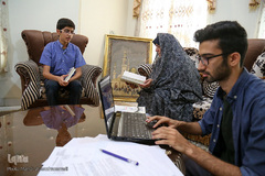 خانواده گلستانی و فرزندشان که حافظ کل قرآن کریم است.