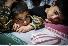 وداع خانواده با پیکر شهید مدافع حرم مهدی نریمانی در معراج شهدا