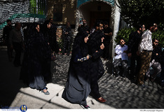 وداع خانواده با پیکر شهید مدافع حرم مهدی نریمانی در معراج شهدا