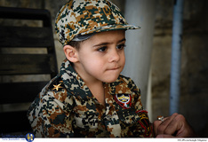 وداع خانواده با پیکر شهید مدافع حرم مهدی نریمانی در معراج شهدا