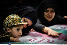 وداع خانواده با پیکر شهید مدافع حرم مهدی نریمانی در معراج شهدا