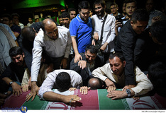 وداع خانواده با پیکر شهید مدافع حرم مهدی نریمانی در معراج شهدا