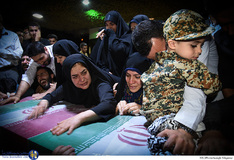 وداع خانواده با پیکر شهید مدافع حرم مهدی نریمانی در معراج شهدا